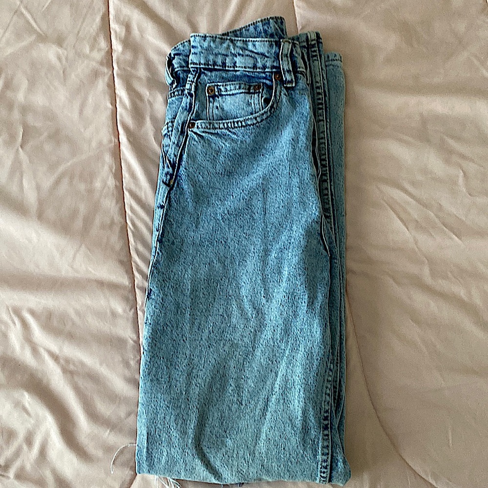 Hey guys🥰. Jeans• are from H&M, size US 2 in woman’s, color is a cool blue.
